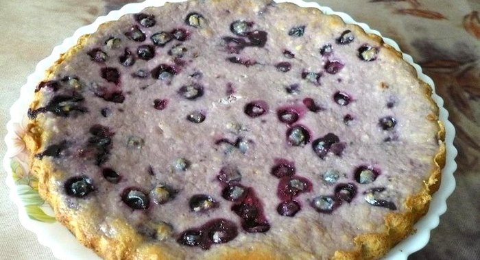Кукурузный пирог с творогом и ягодами