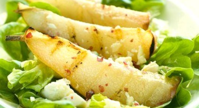 Печеные груши с сыром пекорино и карамельным соусом