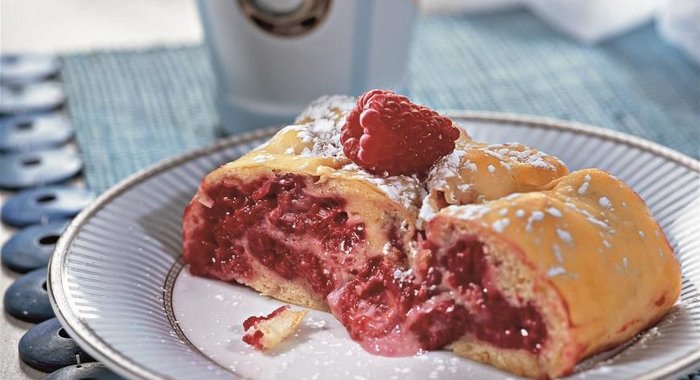 Рулет с малиной