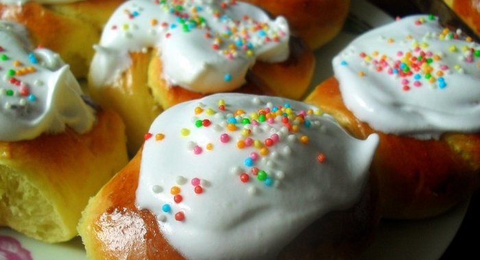 Шафрановые булочки с белковой глазурью