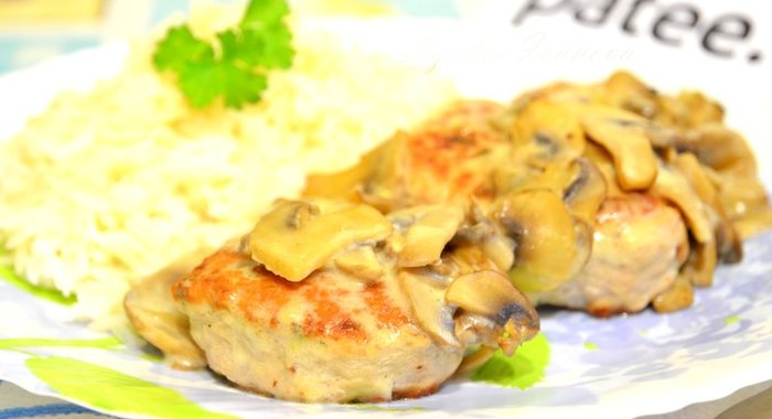 Котлеты из индейки в соусе из шампиньонов