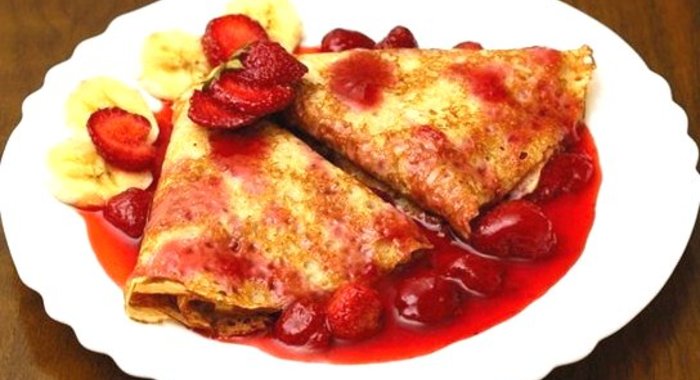 Банановые блинчики с клубничным соусом