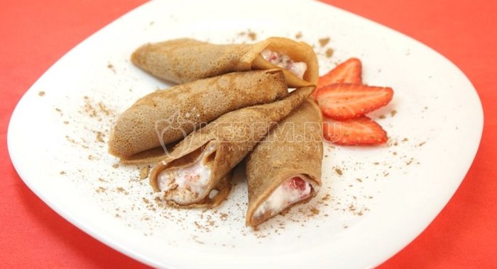 Шоколадные блины с творогом и клубникой