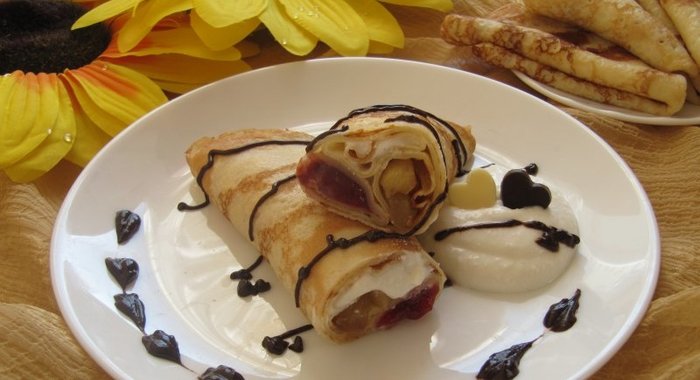 Блинчики с тройной начинкой (яблочной,творожной и клубничной)