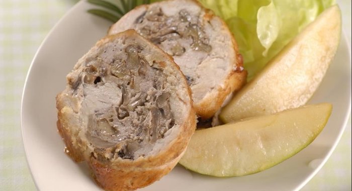 Рулет из индейки с яблоками