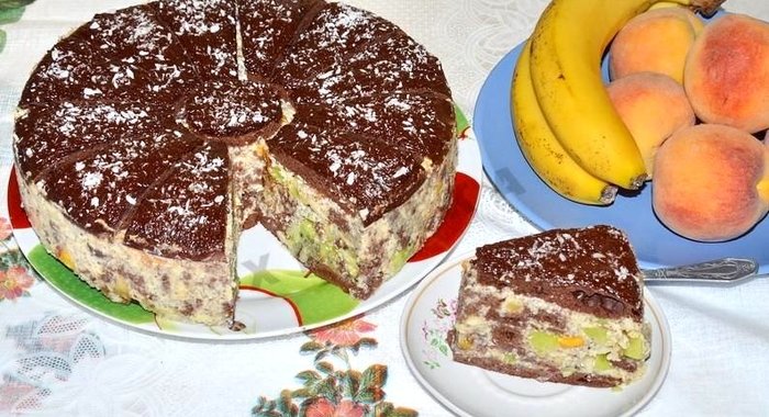 Шоколадный торт с фруктами