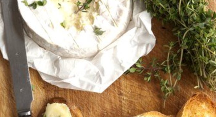 Печеный камамбер с тимьяном, чесноком и чесночным хлебом