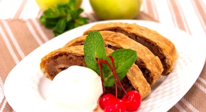 Рулет из слоеного теста с яблоками и орехами а-ля Штрудель