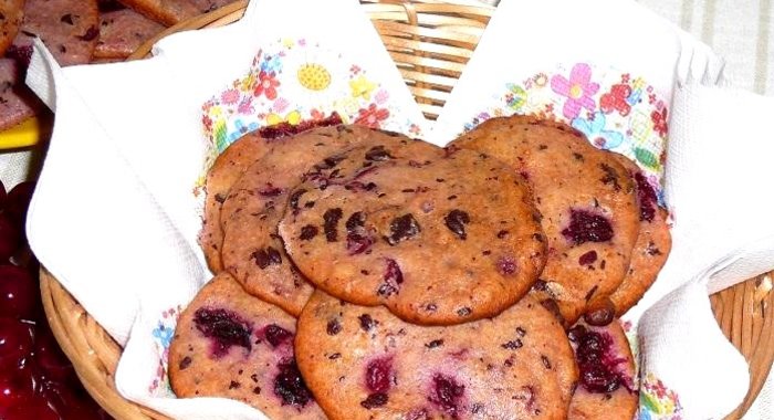 Творожное печенье с вишней и шоколадом
