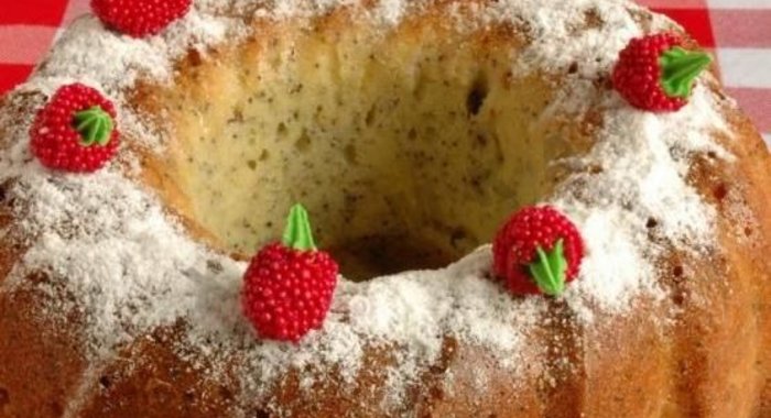 Кекс с маком и вишнями