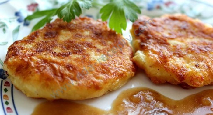 Котлеты картофельные с грибной подливкой