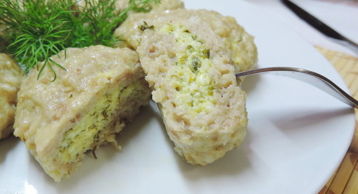 Паровые куриные котлеты с творожно-сырной начинкой