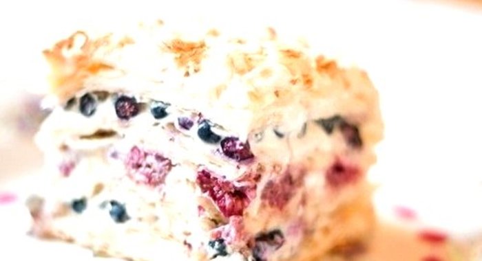 Слоеный торт со свежими ягодами