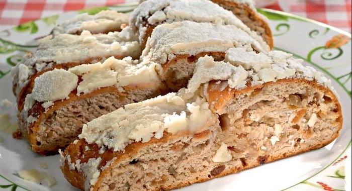 Кекс с орехами и изюмом