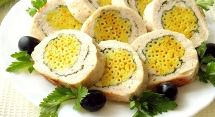 Мясной рулет с начинкой из макарон