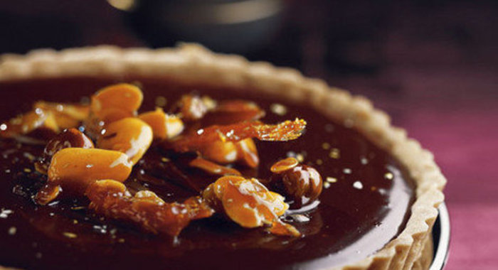 Шоколадный торт с засахаренными орехами