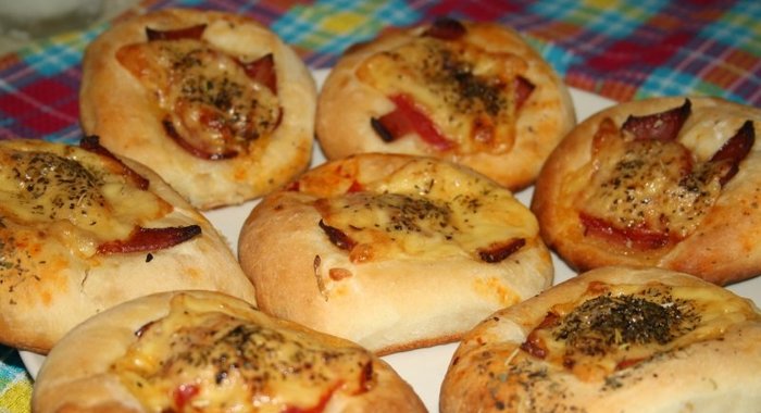 Несладкие ватрушки с беконом, томатом и сыром