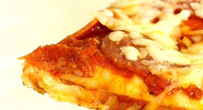 Пицца с итальянскими сосисками, радиккьо и моцареллой