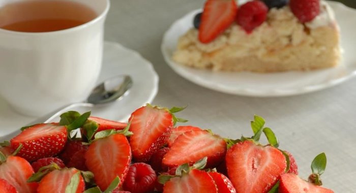 Торт «Бисквитная корзинка» с летними ягодами