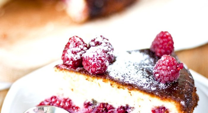 Лаймовый кекс со свежей малиной