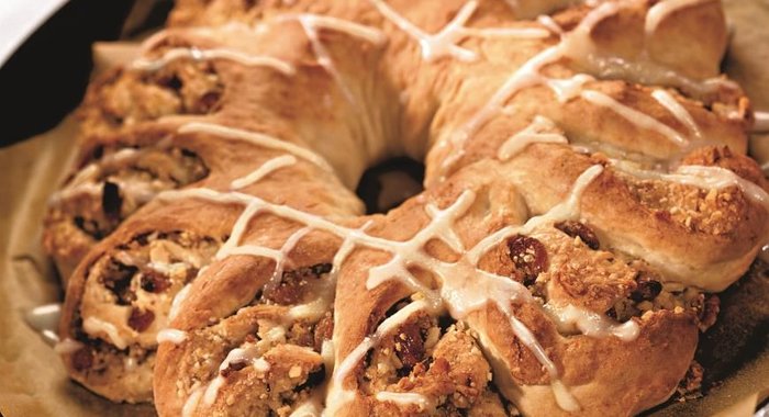 Рулет с изюмом и орехами