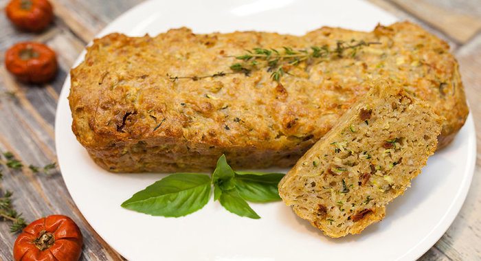 Кабачковый кекс с козьим сыром