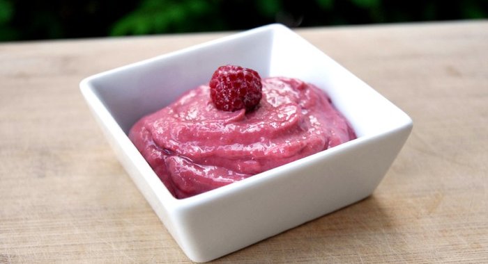 Простой мусс с малиной и авокадо