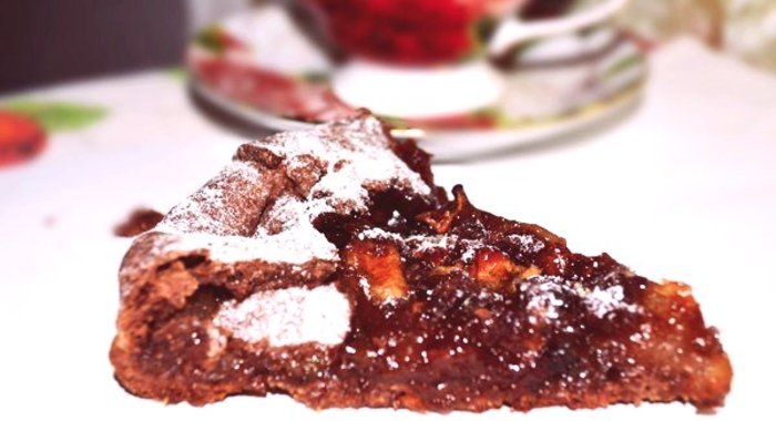 Шоколадно-яблочный пирог