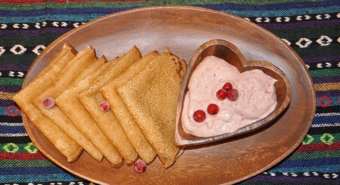 Блины из рисовой муки с творожным соусом