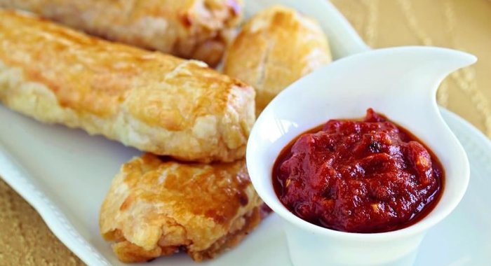 Слоеные рулетики с томатным дипом