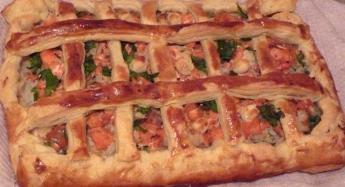 Пирог из слоеного теста с рыбой и рисом