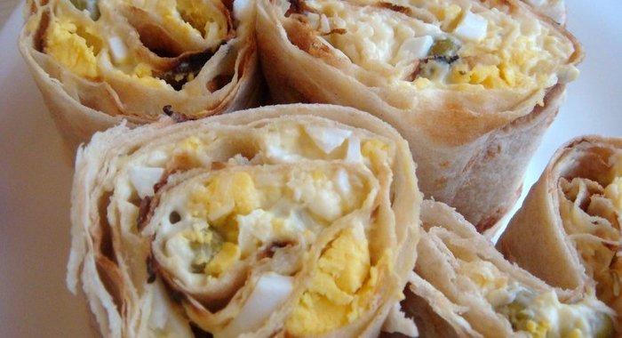 Рулетики из лаваша с сырным соусом