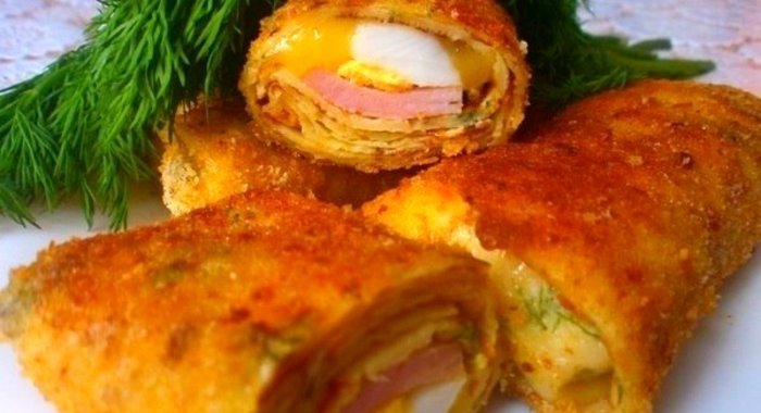 Блинчики с ветчиной, яйцами и сыром в панировке