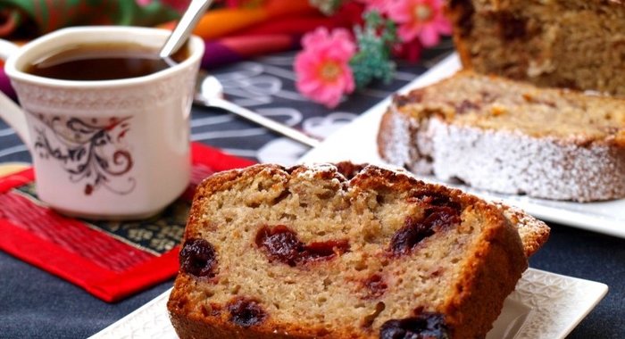 Банановый кекс с консервированной вишней