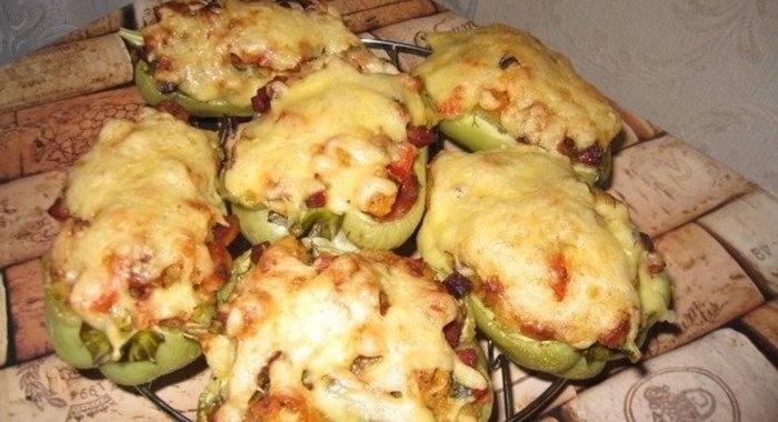 Курица с луковыми рулетиками