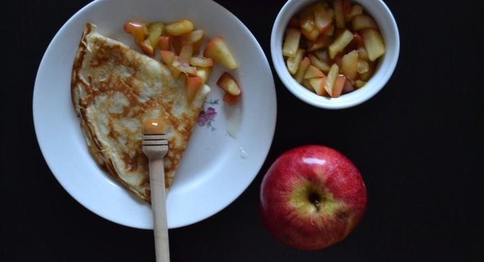 Кокосовые блинчики с карамельными яблоками