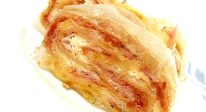 Сырный рулет с паприкой