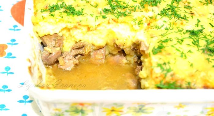 Картофельная запеканка с печенкой, тушеной в белом вине, и орехами