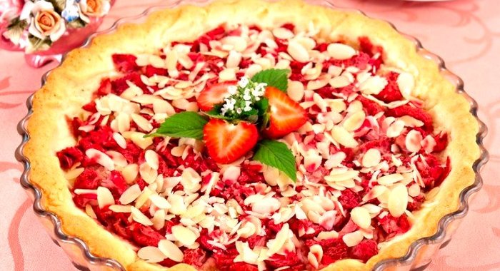 Клубничный пирог с миндальными лепестками (или кокосовой стружкой)
