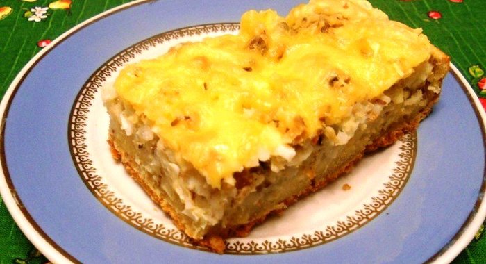 Быстрый пирог с консервами и рисом