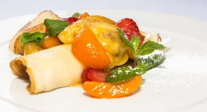 Блины с фруктами и карамелью