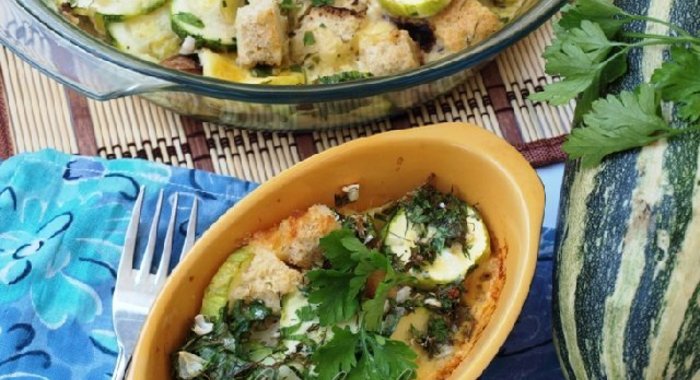 Кабачковая запеканка с сыром и белым хлебом.