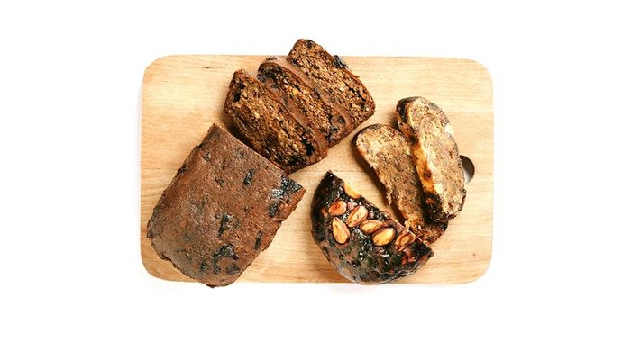 Хлеб из ореховой муки с сухофруктами