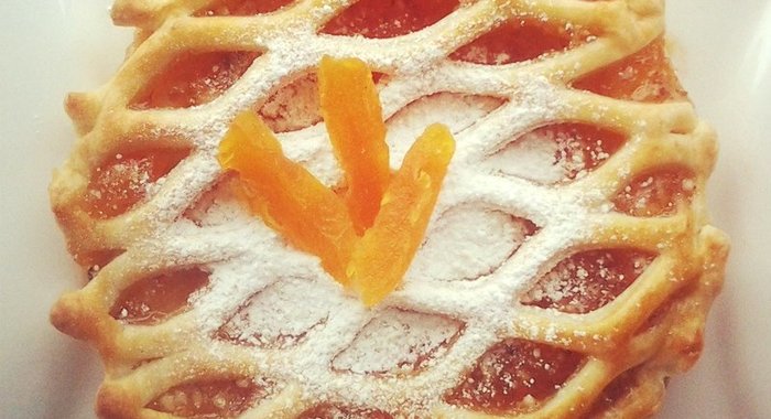 Пирог из слоеного теста с абрикосовым джемом, курагой и миндалем