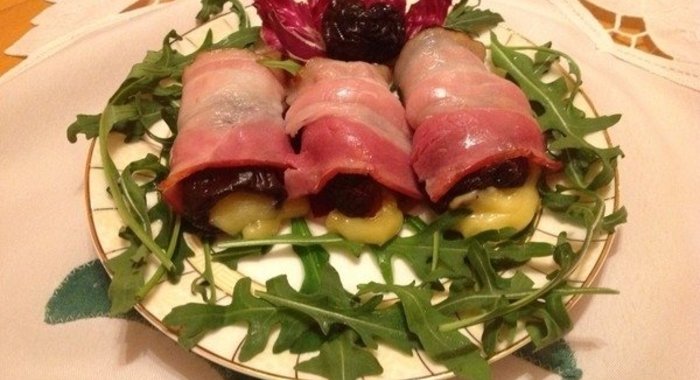Рулетики из бекона с сыром и черносливом
