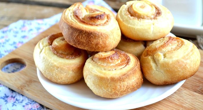 Булочки с корицей из слоеного теста