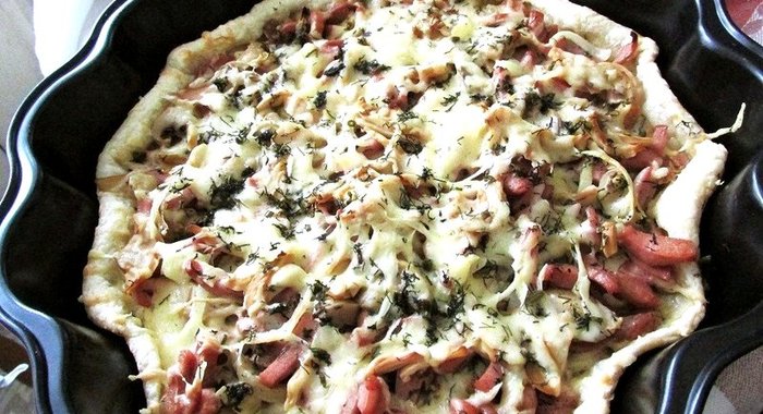 Открытый пирог на слоеном тесте с ветчиной и грибами