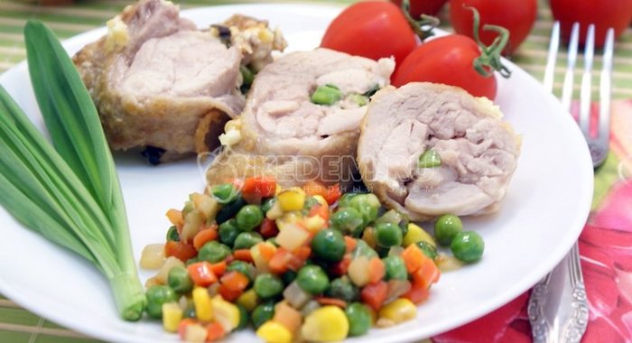 Куриные рулетики с черемшой и сыром