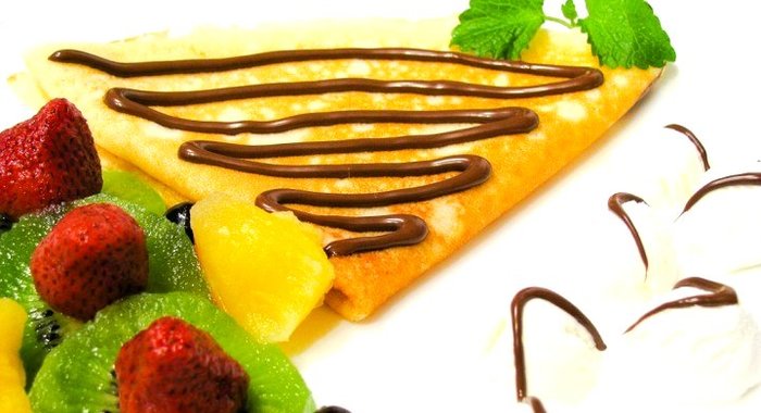 Блинчики с фруктами, ягодами, мороженым и шоколадом