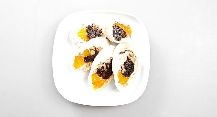 Паровой куриный рулет с мандаринами и черносливом